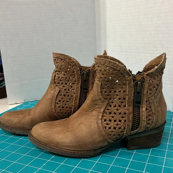 Circle G by Coral Distressed Tan Cutout Shortie Boot - Picture 2 of 12